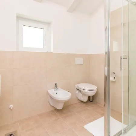 Four Bedroom Holiday In Putini Casa de Férias *