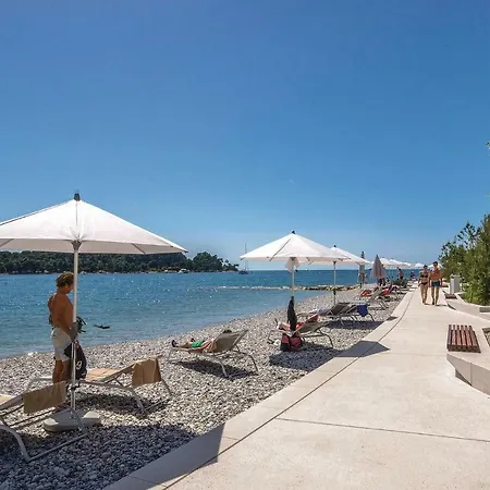 Four Bedroom Holiday In Putini *