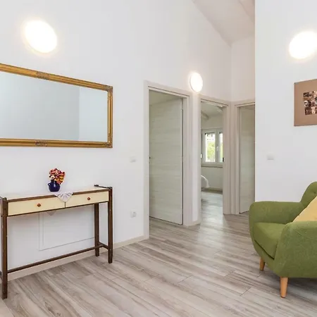 Casa de Férias Four Bedroom Holiday In Putini Kanfanar