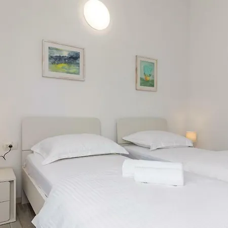 Four Bedroom Holiday In Putini Casa de Férias *