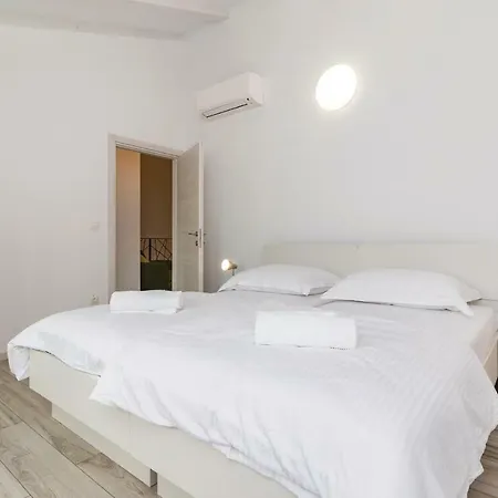 Casa de Férias Four Bedroom Holiday In Putini Kanfanar