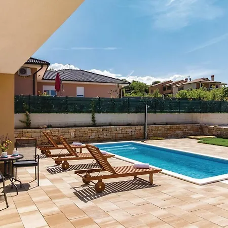 Casa de Férias Four Bedroom Holiday In Putini Kanfanar