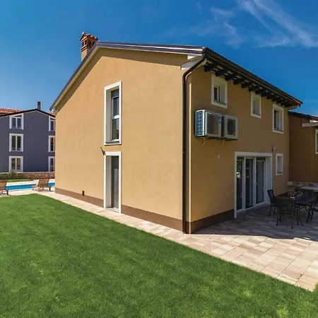 Four Bedroom Holiday In Putini Casa de Férias